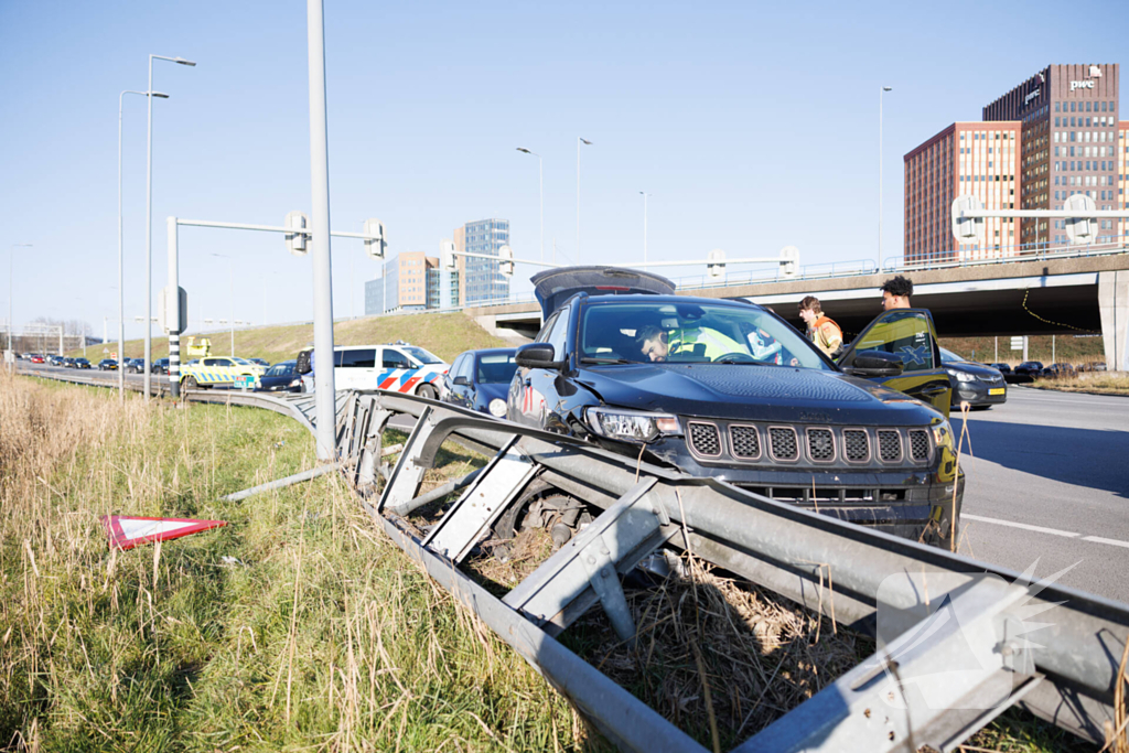 Automobilist klapt op vangrail