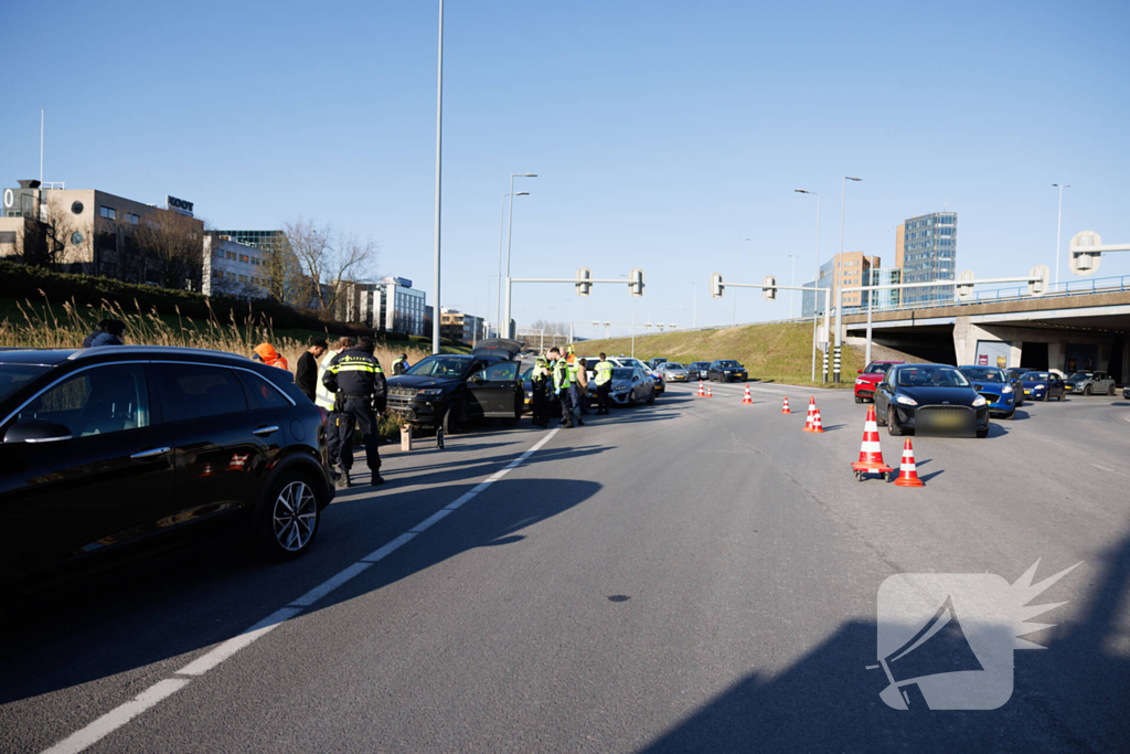 Automobilist klapt op vangrail