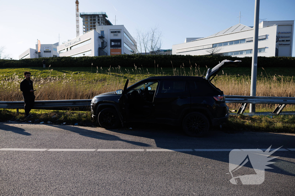 Automobilist klapt op vangrail