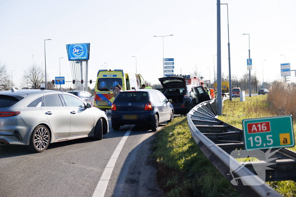 Automobilist klapt op vangrail