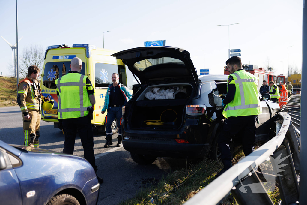 Automobilist klapt op vangrail