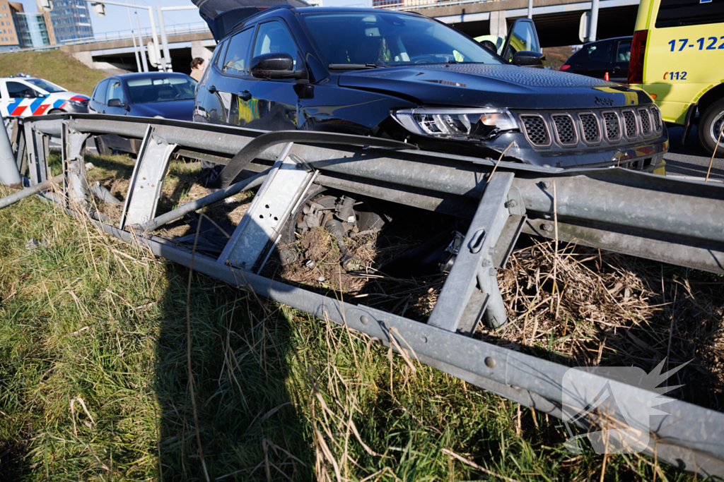 Automobilist klapt op vangrail