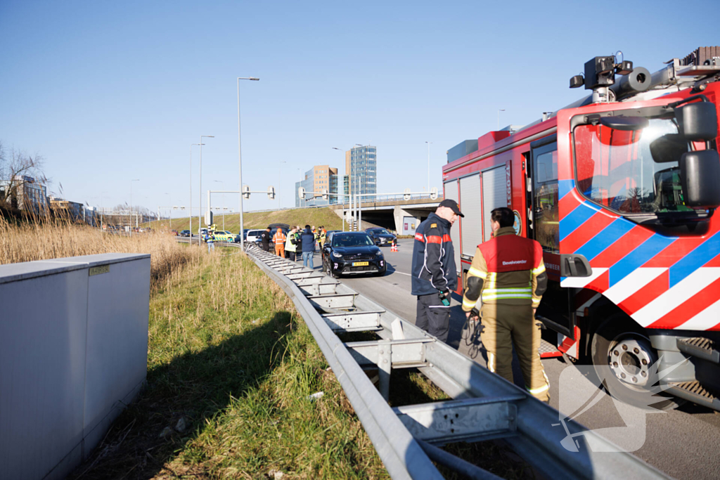 Automobilist klapt op vangrail