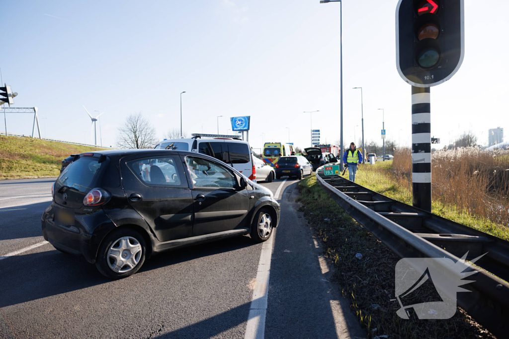 Automobilist klapt op vangrail