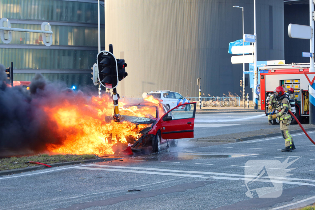Auto vliegt in brand na ongeval