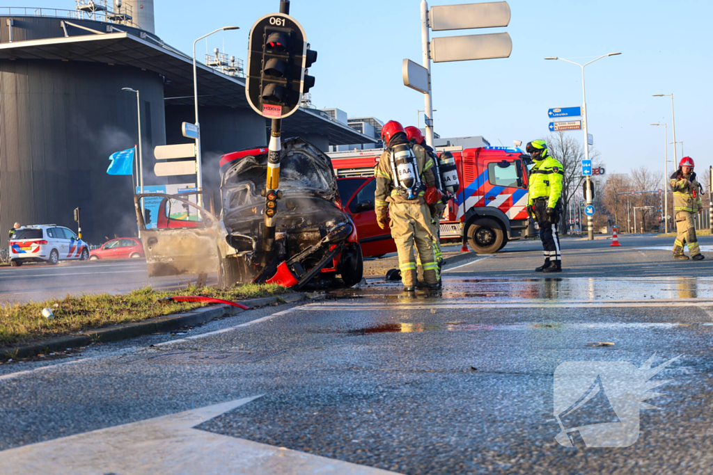 Auto vliegt in brand na ongeval