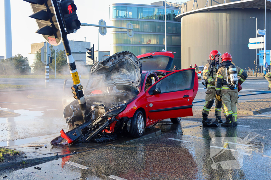 Auto vliegt in brand na ongeval