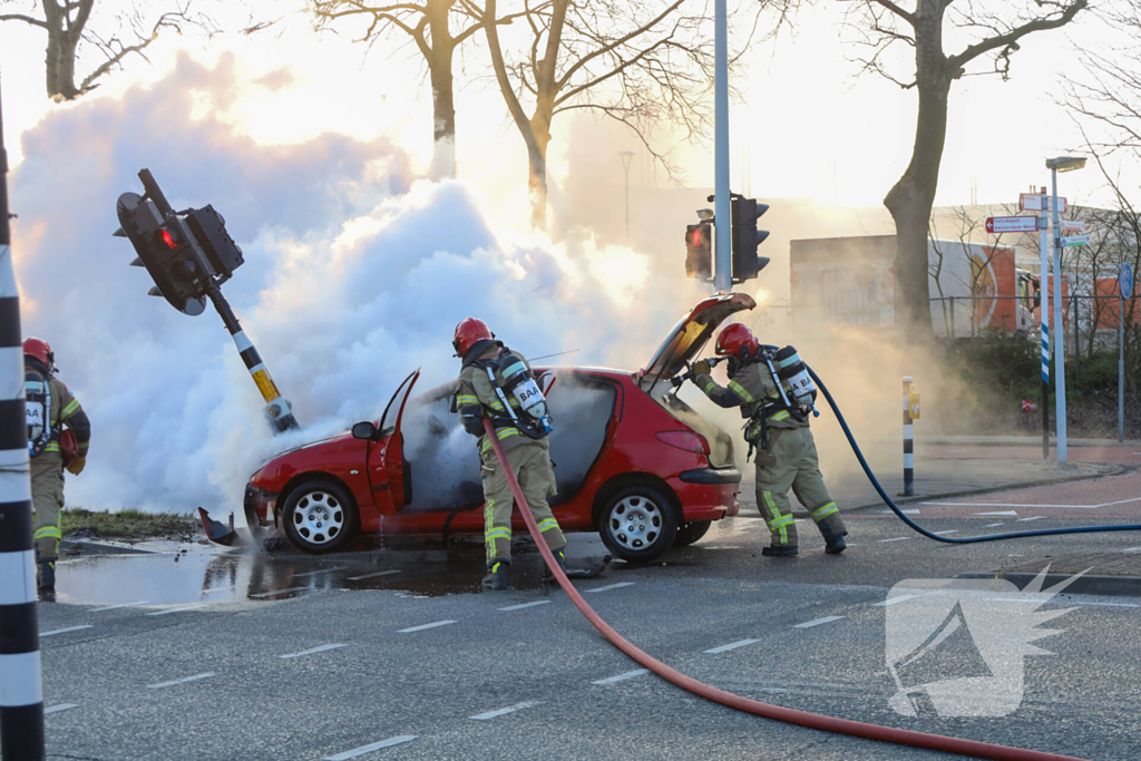 Auto vliegt in brand na ongeval