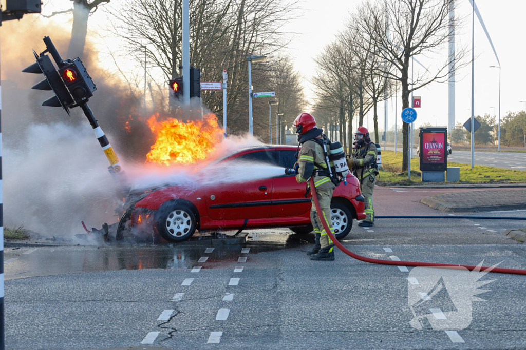 Auto vliegt in brand na ongeval