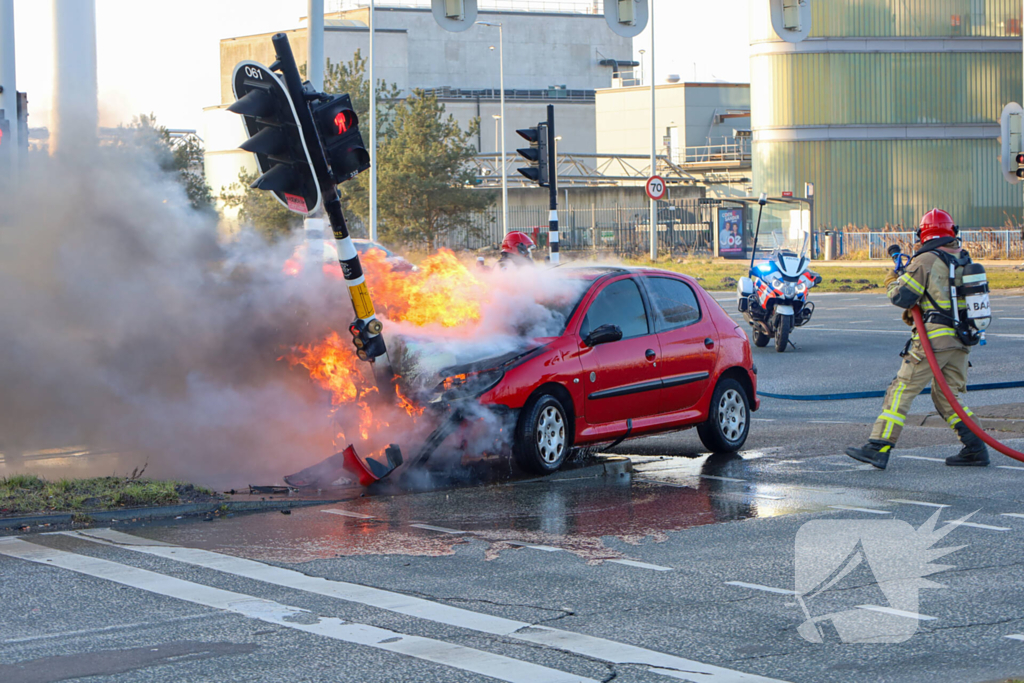 Auto vliegt in brand na ongeval