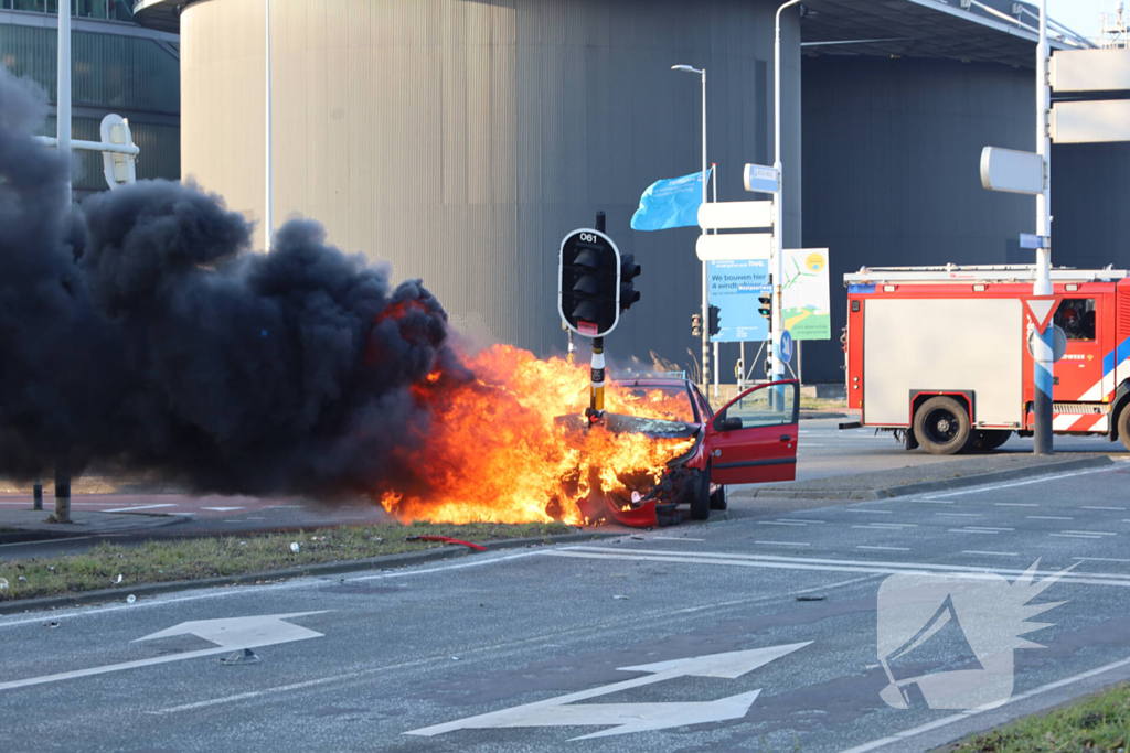 Auto vliegt in brand na ongeval