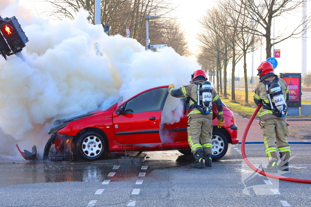 Auto vliegt in brand na ongeval