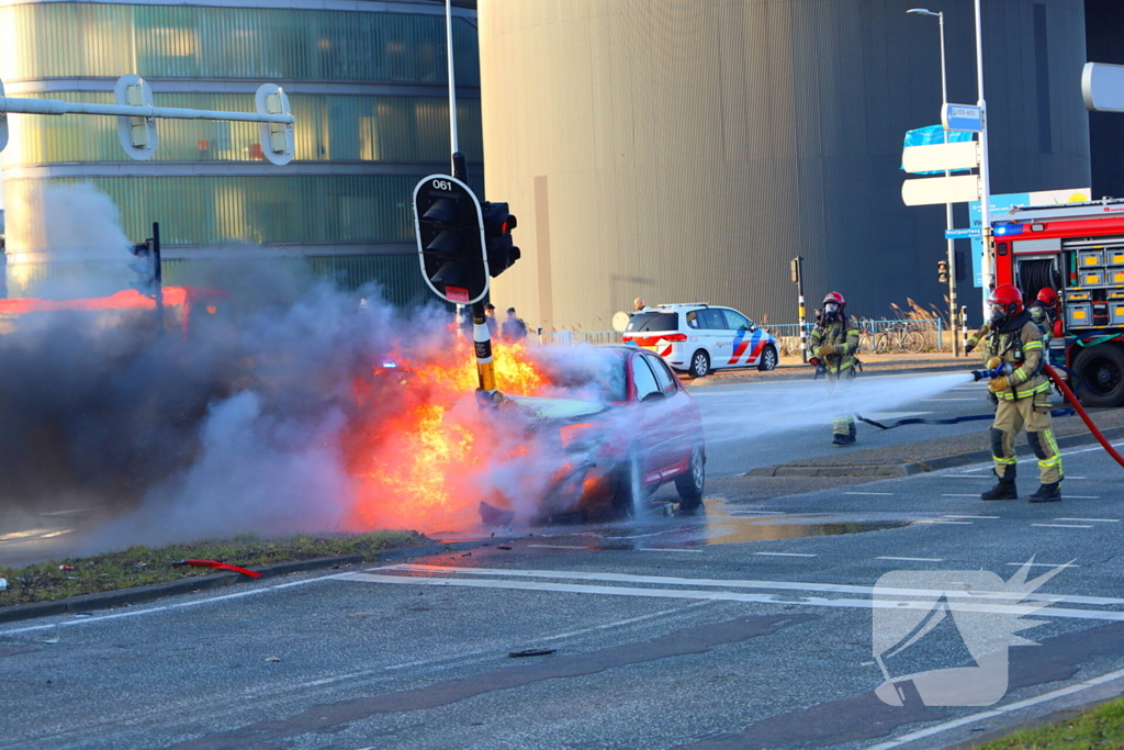 Auto vliegt in brand na ongeval