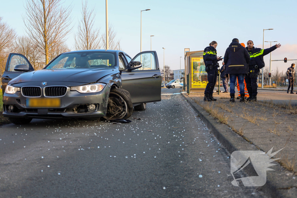 Automobilist verliest macht over stuur en ramt bushokje