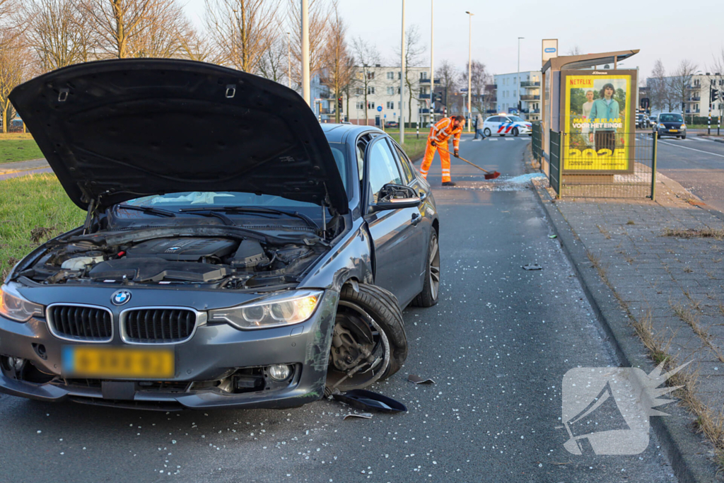 Automobilist verliest macht over stuur en ramt bushokje