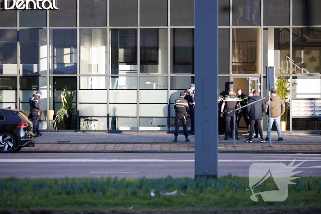 Massale politie-inzet bij gebouw