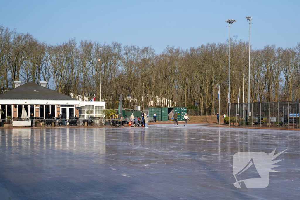 Tennisclub transformeert gravelbanen tot ijsbaan na lange nacht sproeien