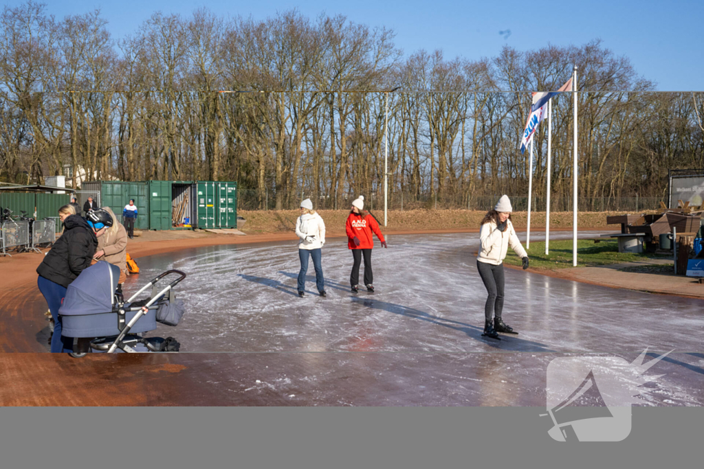Tennisclub transformeert gravelbanen tot ijsbaan na lange nacht sproeien
