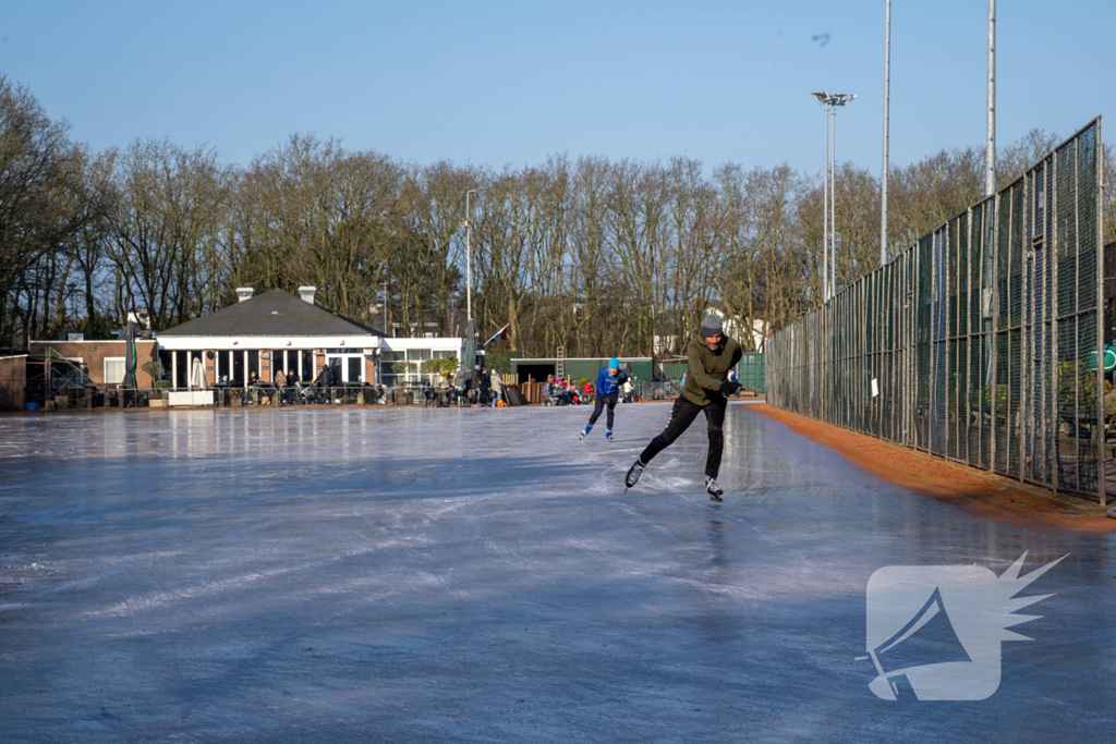 Tennisclub transformeert gravelbanen tot ijsbaan na lange nacht sproeien