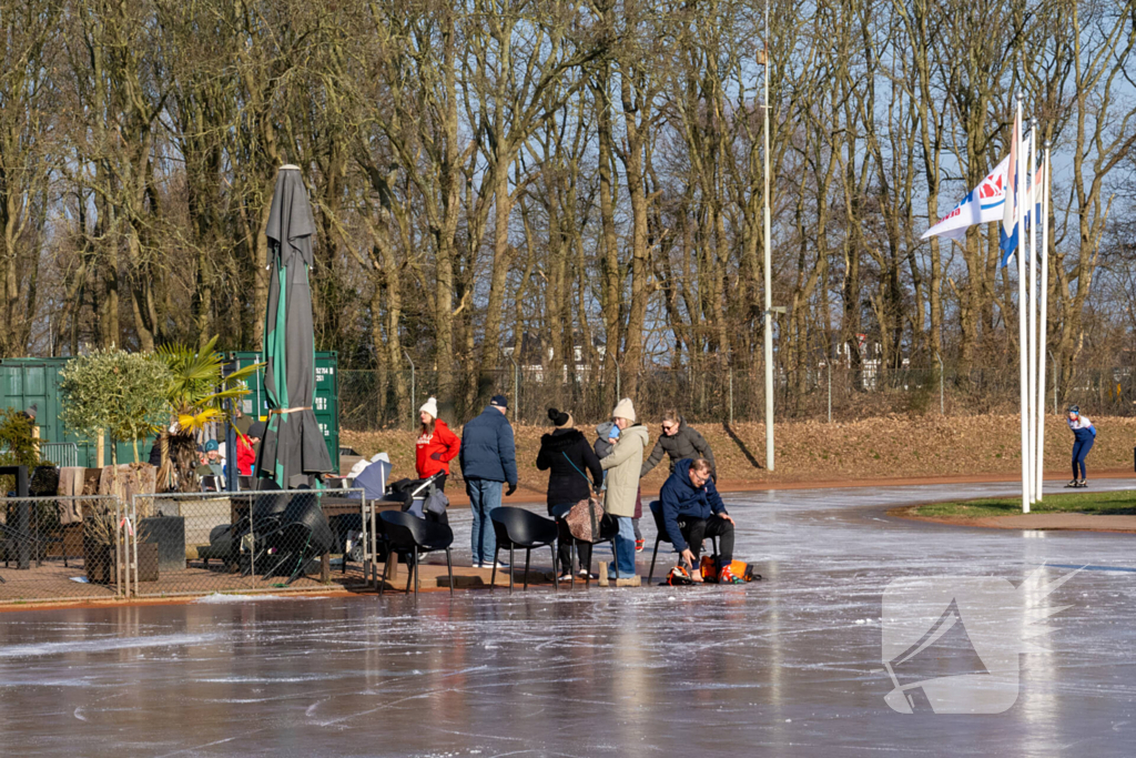Tennisclub transformeert gravelbanen tot ijsbaan na lange nacht sproeien
