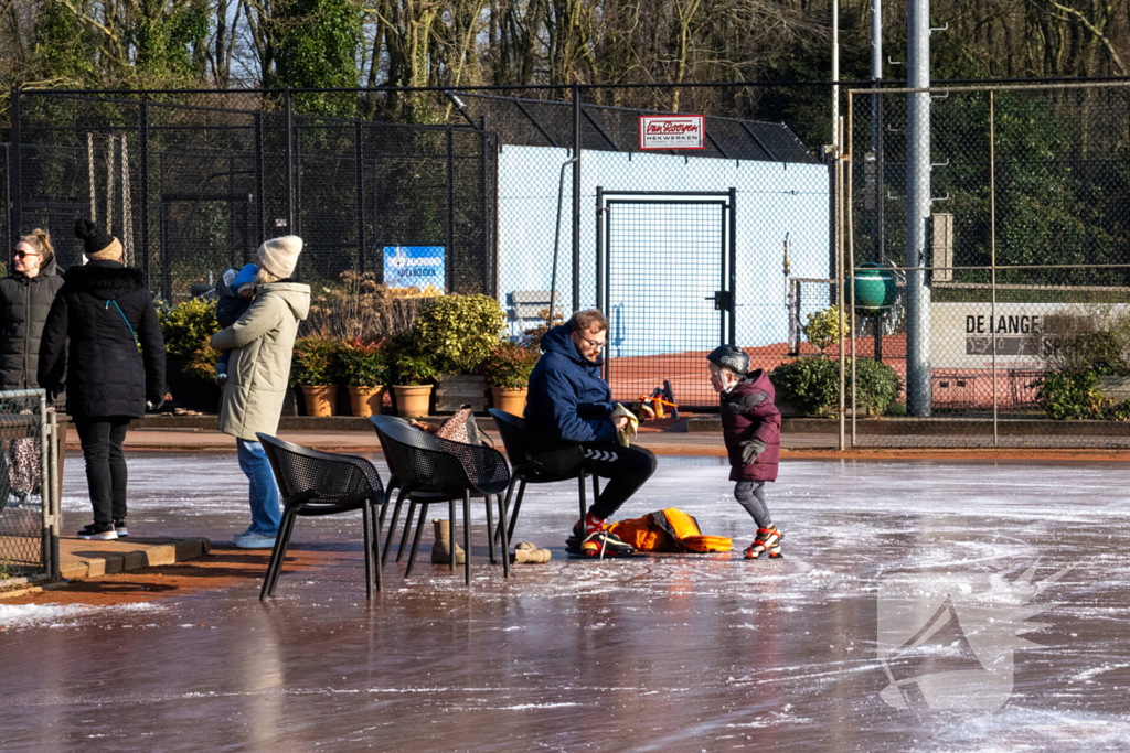 Tennisclub transformeert gravelbanen tot ijsbaan na lange nacht sproeien