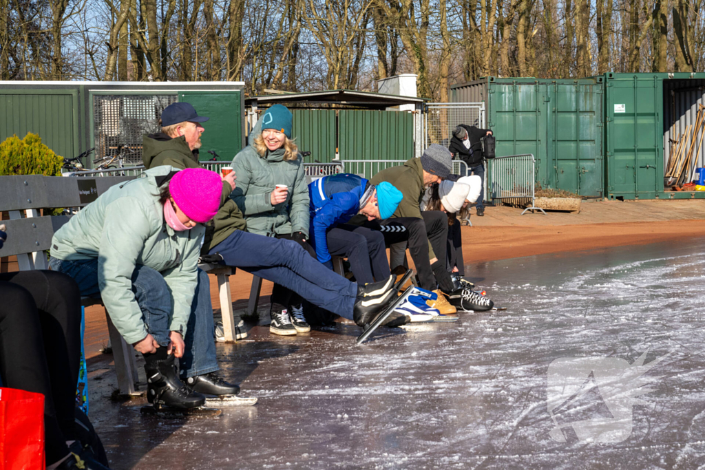 Tennisclub transformeert gravelbanen tot ijsbaan na lange nacht sproeien