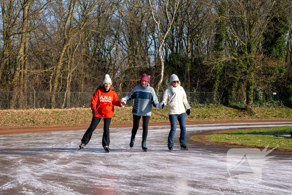 Tennisclub transformeert gravelbanen tot ijsbaan na lange nacht sproeien