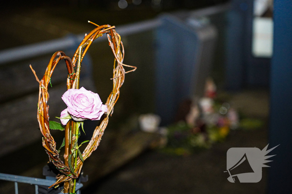 Bloemen en knuffels voor omgekomen fietser (13)