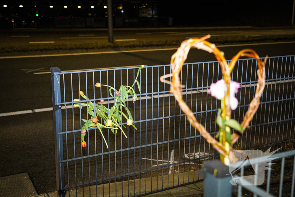 Bloemen en knuffels voor omgekomen fietser (13)