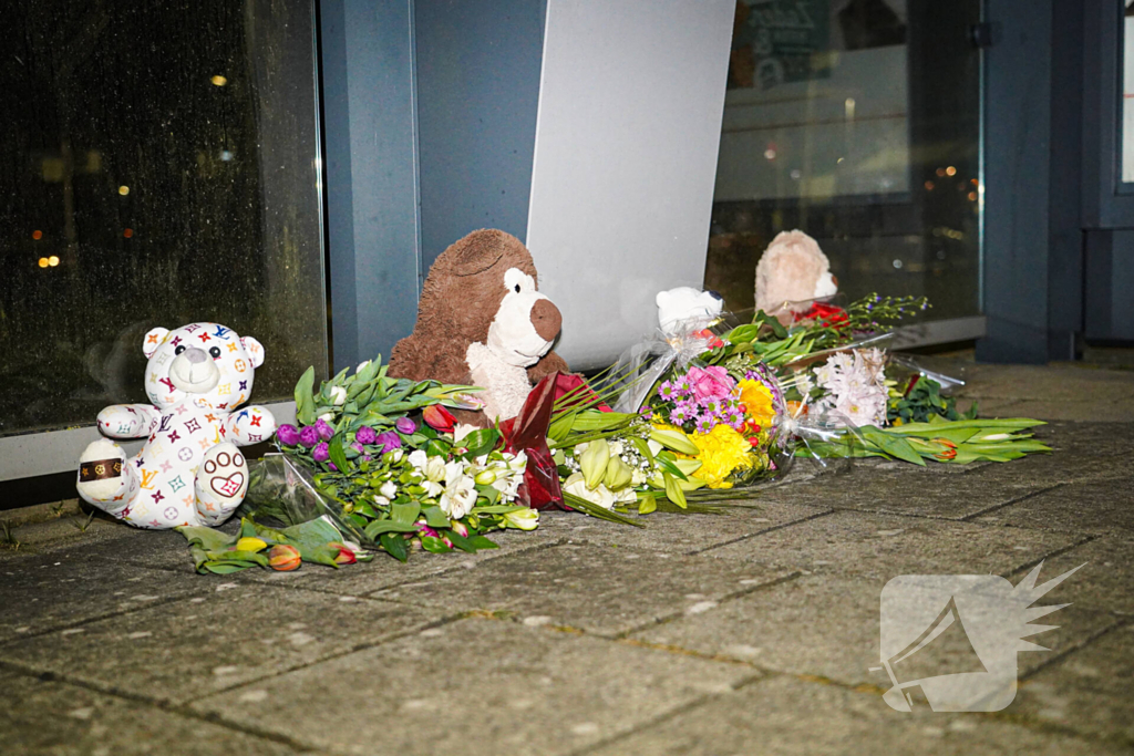 Bloemen en knuffels voor omgekomen fietser (13)