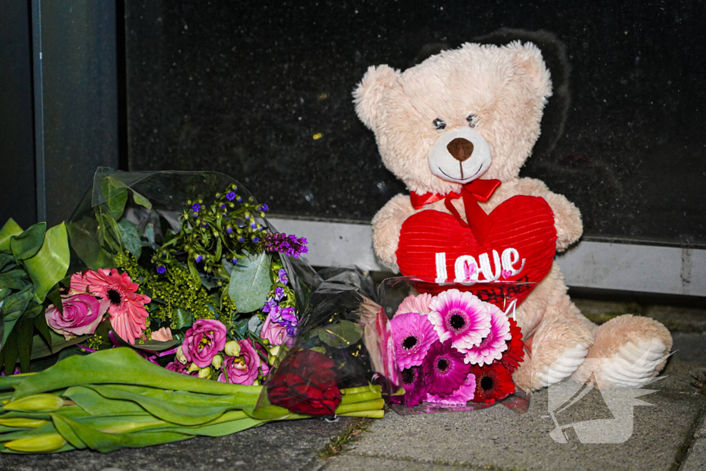 Bloemen en knuffels voor omgekomen fietser (13)