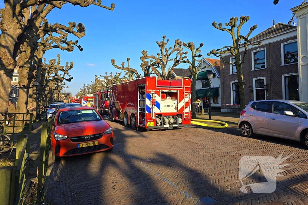 Straat afgezet door brand in schuur