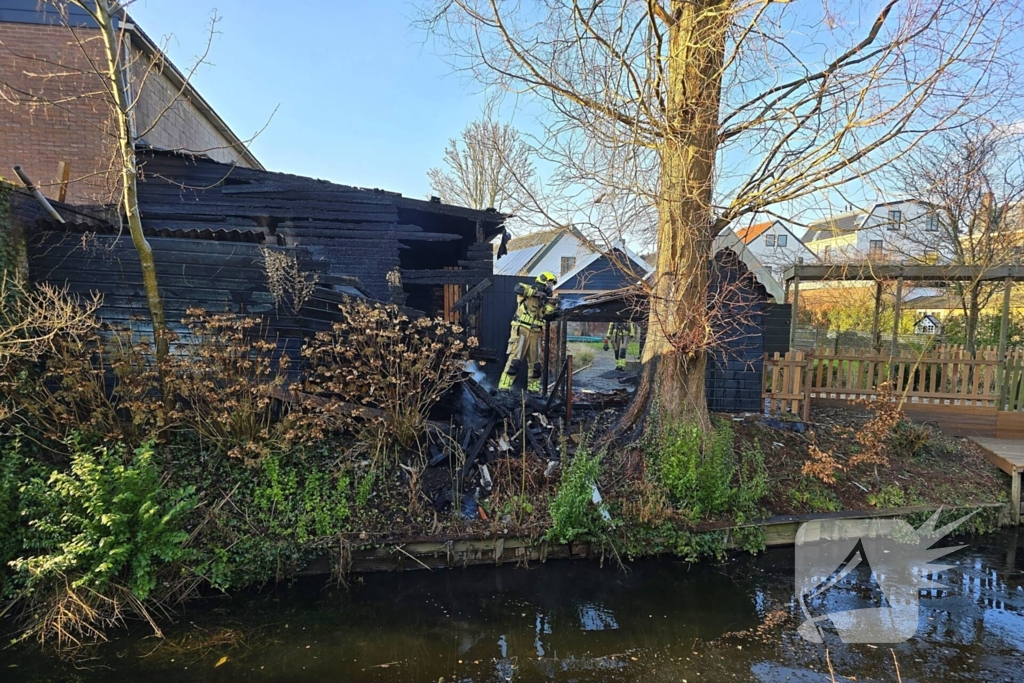 Straat afgezet door brand in schuur