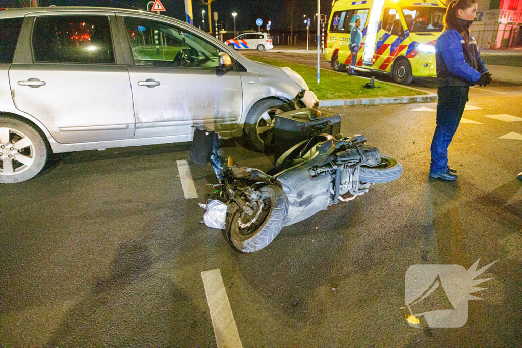 Bezorger op scooter geschept door auto