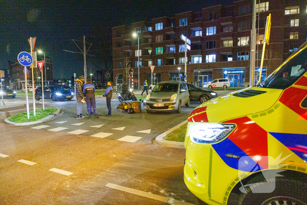 Bezorger op scooter geschept door auto