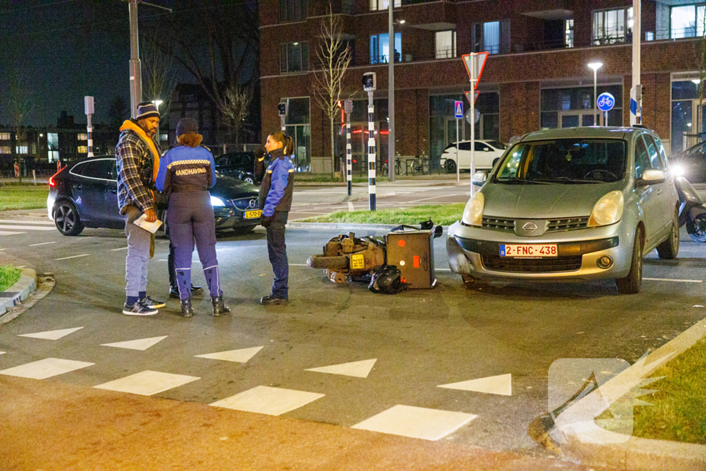 Bezorger op scooter geschept door auto