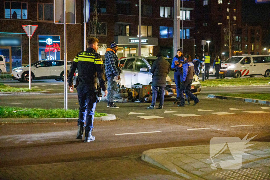 Bezorger op scooter geschept door auto