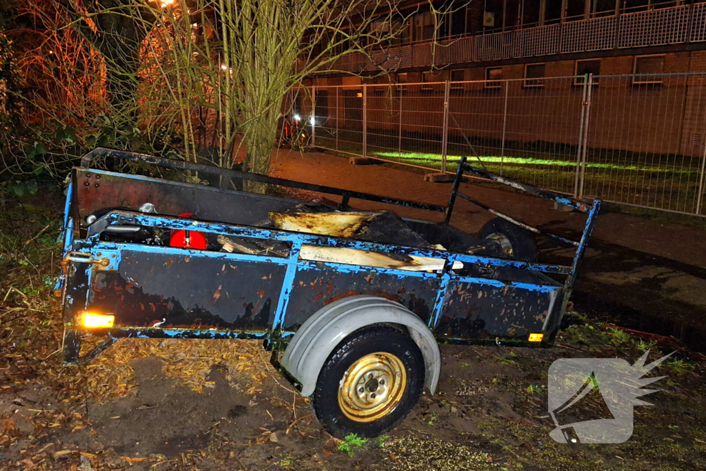 Vlammen slaan uit aanhanger, buurtbewoner start blussing