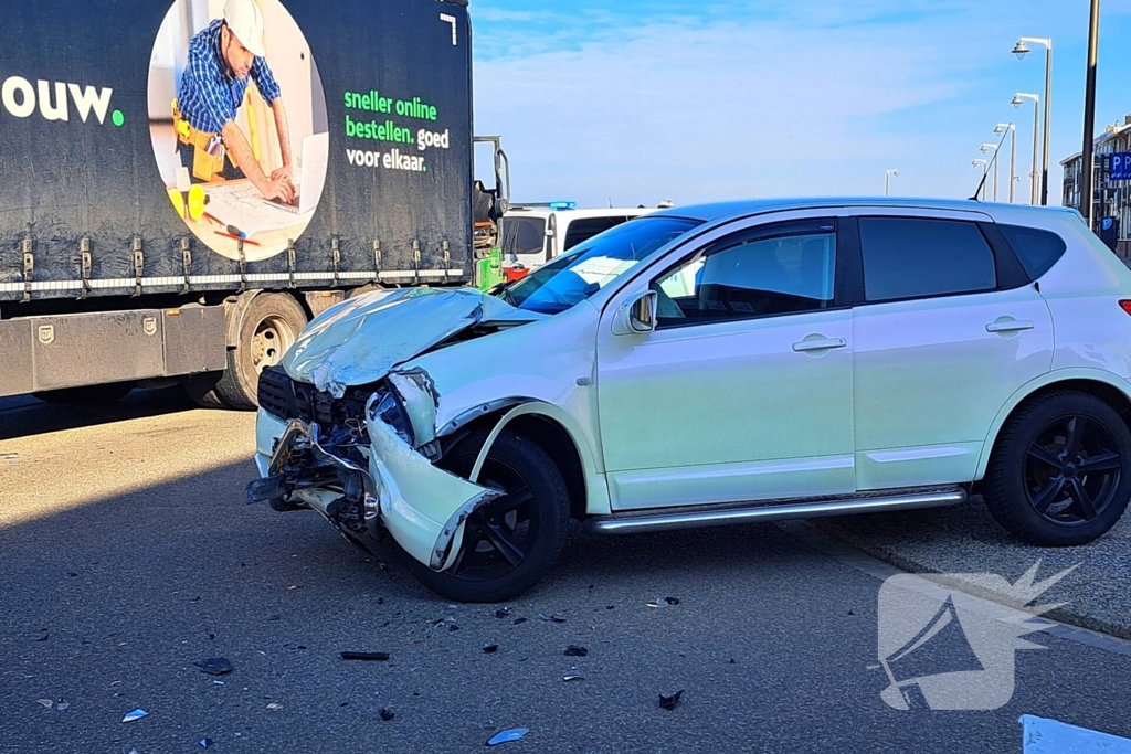 Ongeval tussen vrachtwagen en personenauto