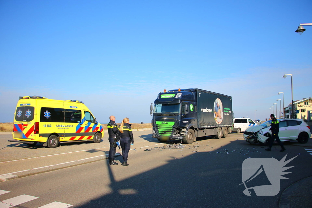 Ongeval tussen vrachtwagen en personenauto