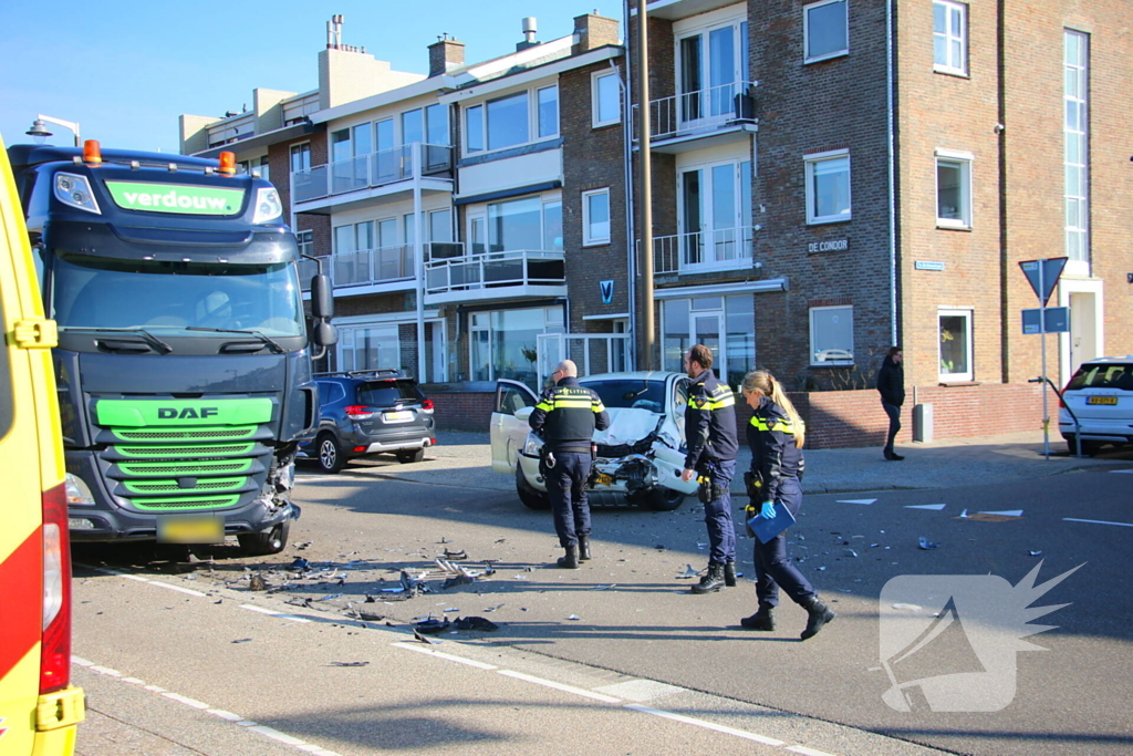 Ongeval tussen vrachtwagen en personenauto