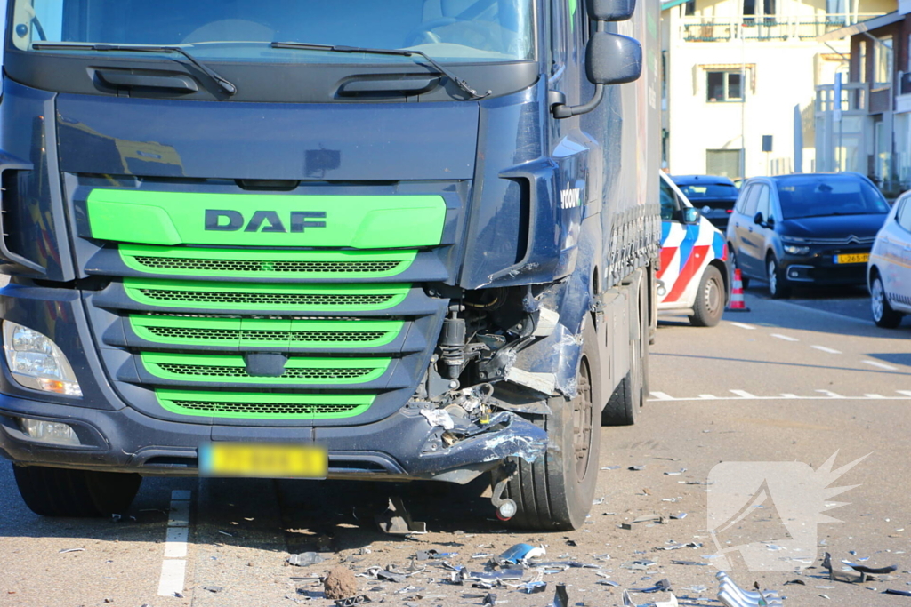 Ongeval tussen vrachtwagen en personenauto