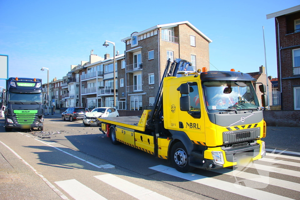 Ongeval tussen vrachtwagen en personenauto