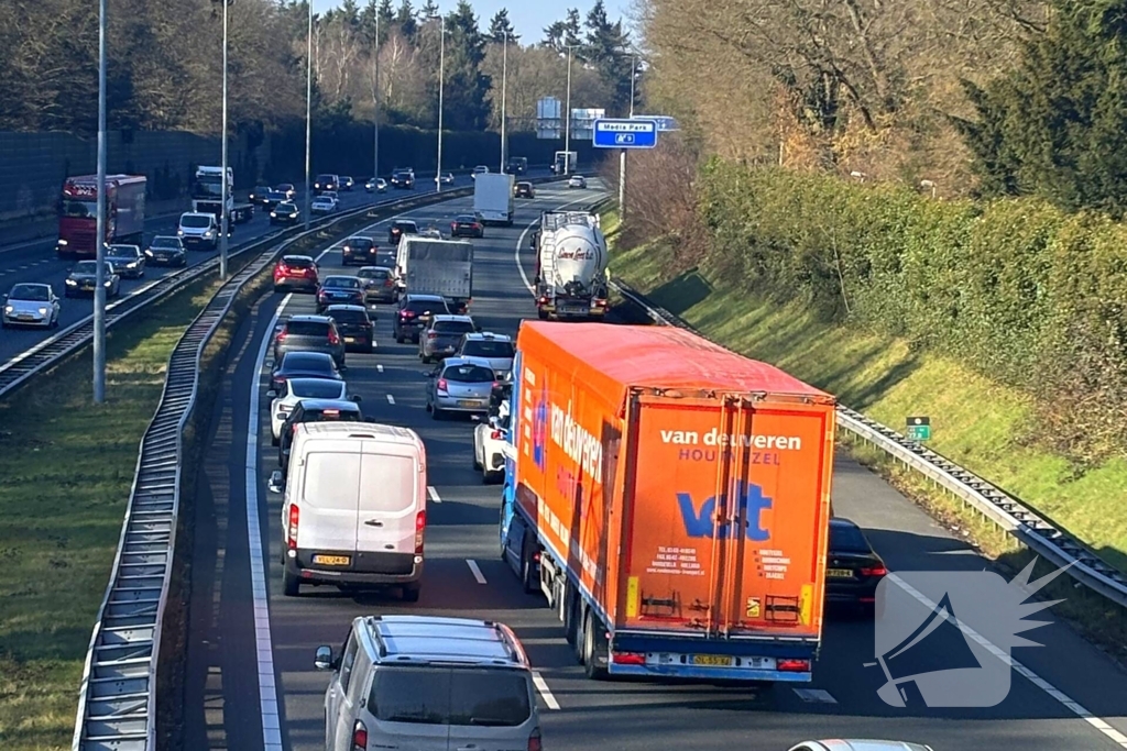 Botsing tussen personenwagen en vrachtwagen
