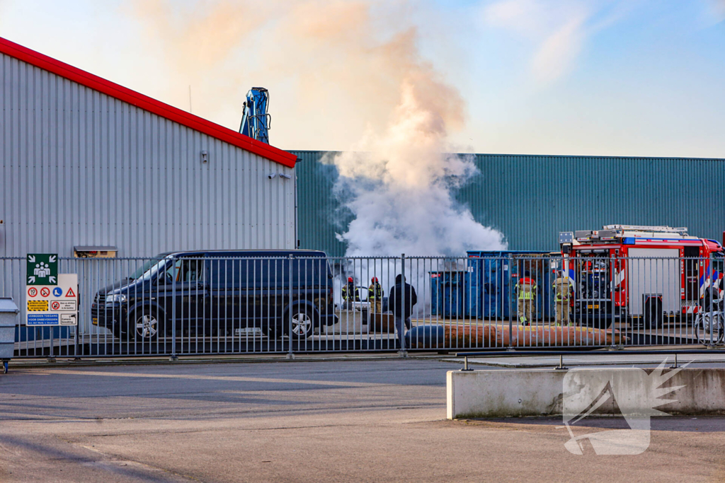 Brand in sloop auto laat veel rookontwikkeling zien