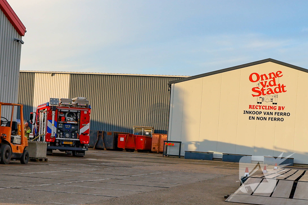 Brand in sloop auto laat veel rookontwikkeling zien