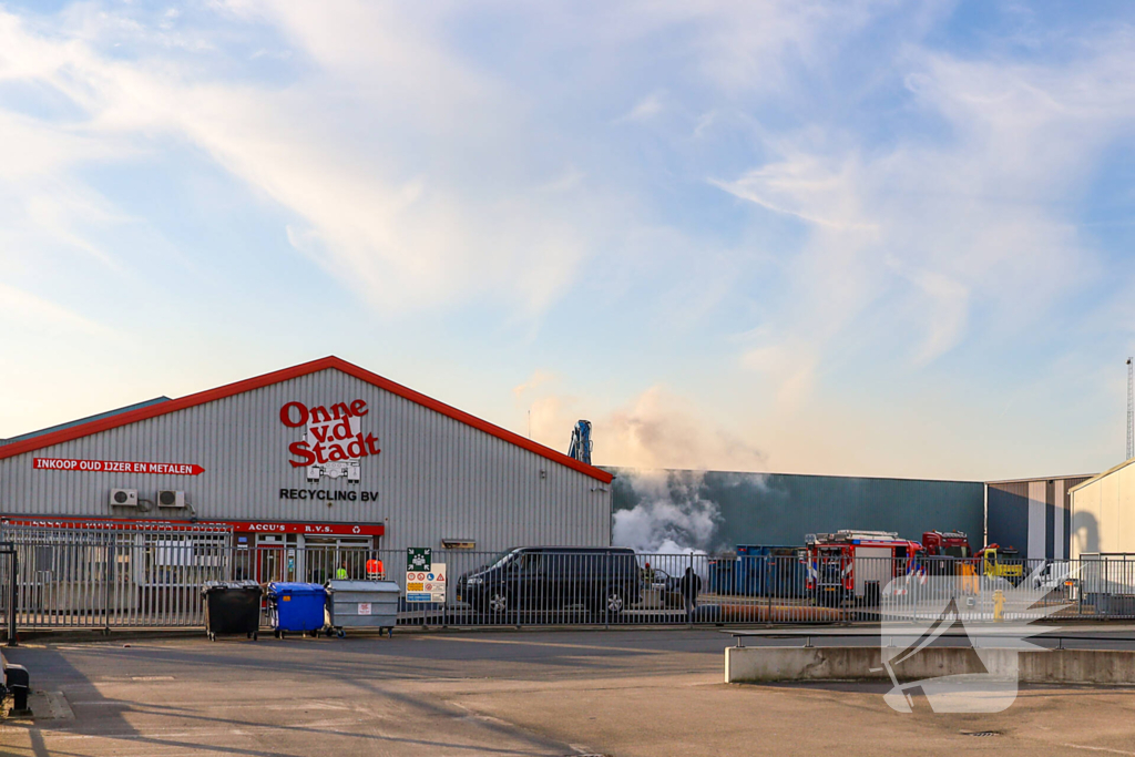 Brand in sloop auto laat veel rookontwikkeling zien