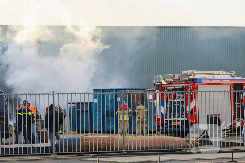 Brand in sloop auto laat veel rookontwikkeling zien