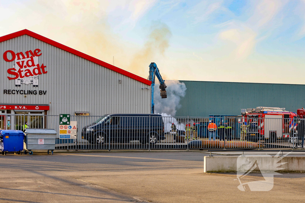 Brand in sloop auto laat veel rookontwikkeling zien