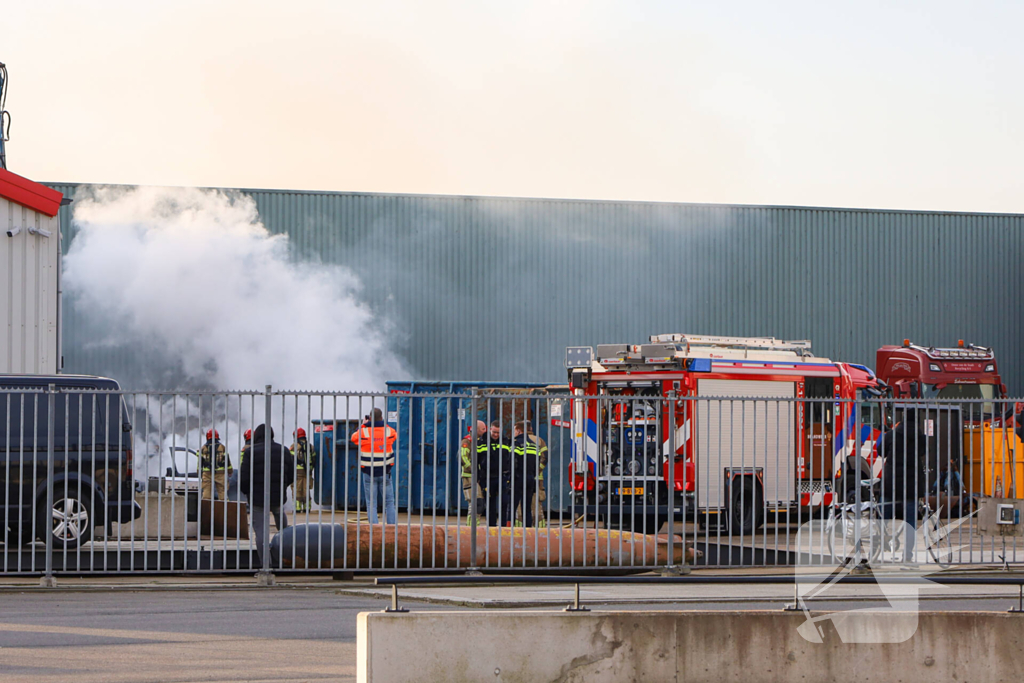 Brand in sloop auto laat veel rookontwikkeling zien